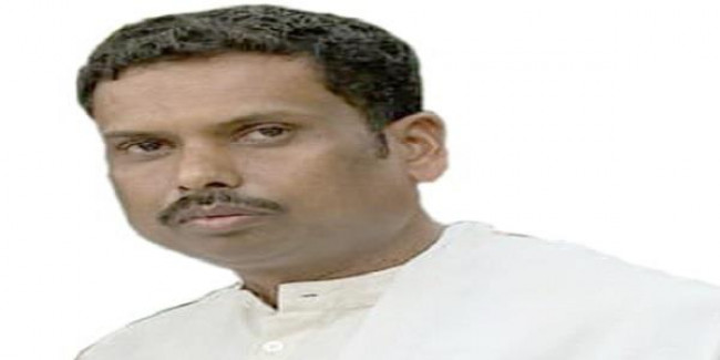 मध्य प्रदेश कैबिनेट मंत्री ओमकार मरकाम के गृह जिले डिंडोरी में इन मासूमों को पढ़ाई के लिए पार करनी पड़ती है उफनती नदी