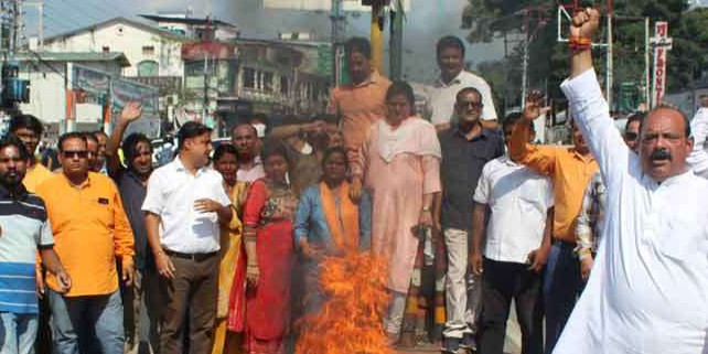उत्पीड़न के विरोध में कांग्रेस ने सरकार और एमडीडीए का पुतला फूंका