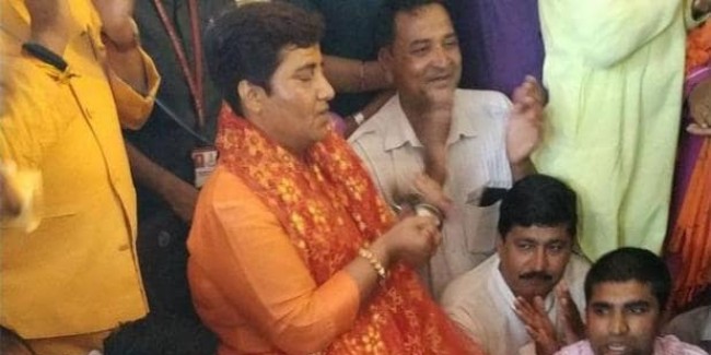 साध्वी प्रज्ञा का 'योगी फॉर्मूला', EC ने लगाया बैन तो मंदिर पहुंचीं, गाया भजन