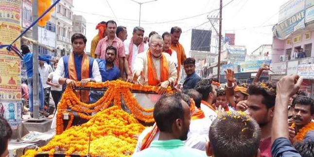 बेगूसराय पहुंचे केंद्रीय मंत्री गिरिराज सिंह, समर्थकों ने लगाया नारा- 'ऐसा हो सीएम हमारा'