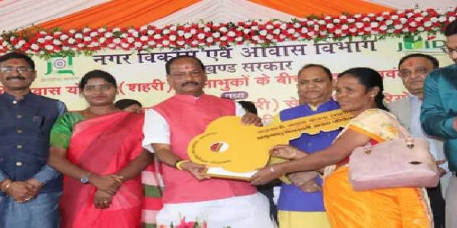सीएम रघुवर दास ने गरीबों को 'दिवाली गिफ्ट' के रूप में सौंपी घर की चाबी