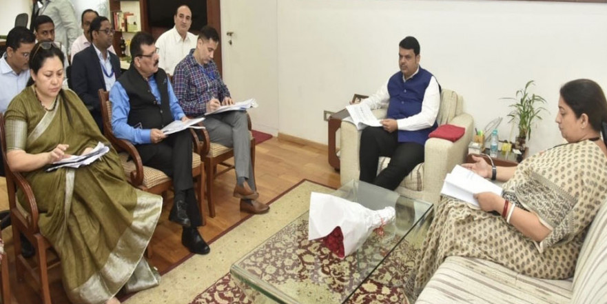 केंद्रीय मंत्री स्मृति ईरानी से मिले सीएम देवेंद्र फडणवीस, इन अहम मुद्दो पर हुई चर्चा