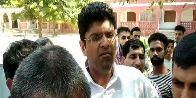 वोटिंग के दौरान दुष्यंत चौटाला पर हमला के मामले में डीएसपी समेत पांच पर केस