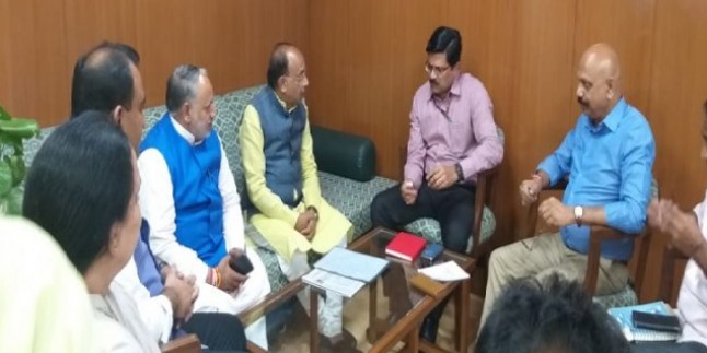 बीजेपी नेताओं ने दिल्ली जल बोर्ड का घेराव कर सीईओ को बनाया बंधक, पुलिस ने निकाला बाहर