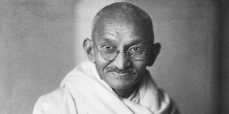 बाल भवन में रखी बापू की मूर्ति खंडित, पूछने पर अधिकारियों ने दिया ये जवाब