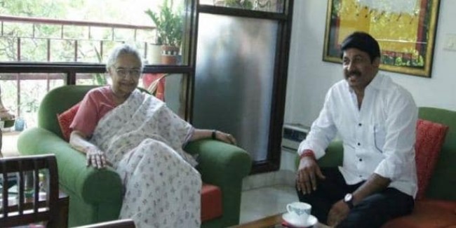 मनोज तिवारी पहुंचे शीला दीक्षित के घर, आशीर्वाद लेकर साथ में पी चाय
