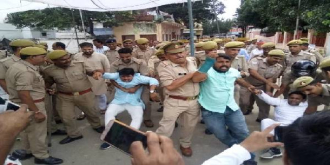 चिन्मयानंद केस: अब कांग्रेस कल लखनऊ में निकालेगी मार्च, प्रियंका गांधी हो सकती हैं शामिल