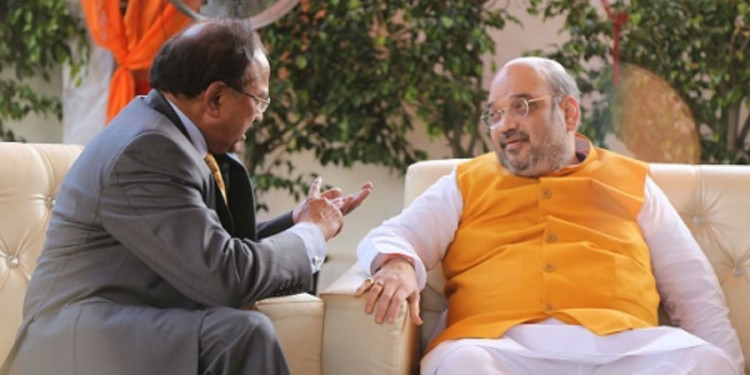 कश्मीर पर संसद में अमित शाह की हाई लेवल मीटिंग, गृह सचिव और NSA डोभाल भी मौजूद