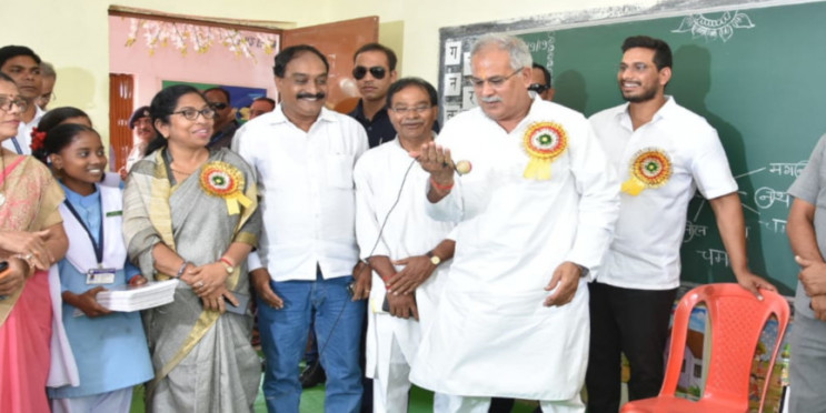CM भूपेश बघेल बने टीचर, चलाया भौंरा, स्कूली बच्चों को पढ़ाई ये पाठ