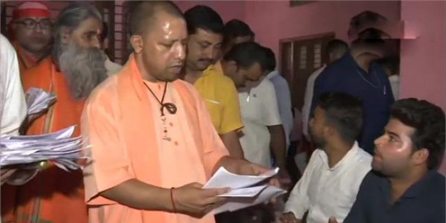 गोरखनाथ मंदिर में CM योगी ने लगाया जनता दरबार, 500 से अधिक लोगों की सुनी फरियाद