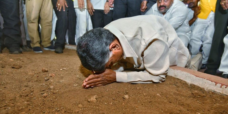 क्यों चंद्रबाबू नायडू के काफिले पर फेंकी गईं चप्पलें