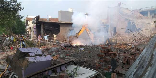 Batala blast: विस्फोट से दहला Punjab का बाॅर्डर शहर, 24 लोगों की मौत व 26 घायल, मलबे में अब भी कई दबे हैं