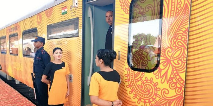 सरकार ने 150 ट्रेनों और 50 स्टेशनों के निजीकरण करने का फैसला लिया