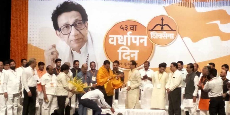 शिवसेना के स्थापना दिवस कार्यक्रम में पहुंचे सीएम फडणवीस, उद्धव ठाकरे को कहा 'बड़ा भाई'
