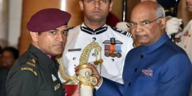 रांची में राष्ट्रपति कोविंद से मिले धोनी, रात्रिभोज में भी सपरिवार हुए शामिल