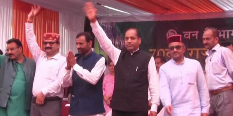 CM ने पनारसा की जनसभा में विपक्ष को बताया बरसाती मेंढक, आंगनबाड़ी कार्यकर्ताओं में बांटे स्मार्टफोन