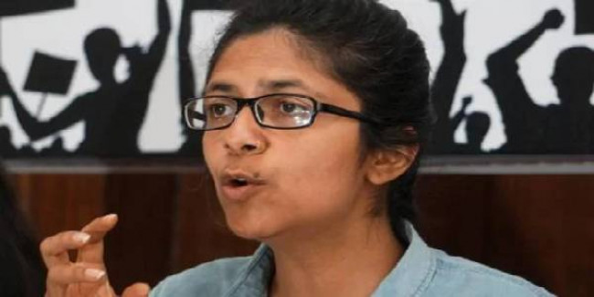 उन्नाव रेप केस: पीड़िता की हालत गंभीर, मां से मिलीं स्वाति मालीवाल