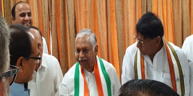 किसानों की कर्जमाफी के दस्तावेज गाड़ी में भरकर शिवराज के बंगले पर पहुंचे कांग्रेस के नेता