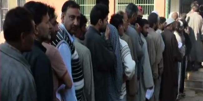 छपरा के मतदान केंद्र पर एक शख्स ने EVM तोड़ी, अरेस्ट