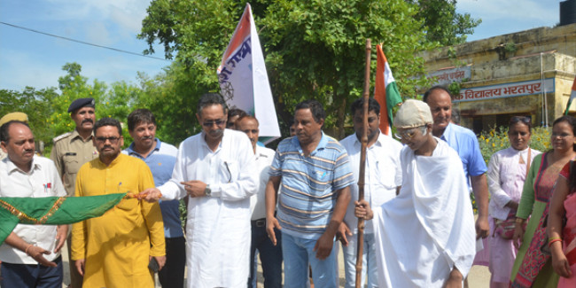 पर्यटन मंत्री ने गांधी संदेश यात्रा को हरी झण्डी दिखाकर रवाना किया