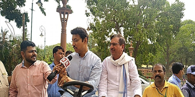 कर्नल राज्यवर्धन ने संसद भवन के स्वच्छता अभियान में भाग लिया