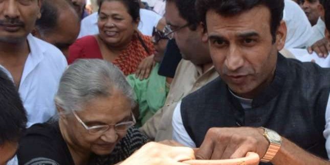 बिजली-पानी संकट पर शीला दीक्षित के नेतृत्व में कांग्रेस का मटका फोड़ प्रदर्शन