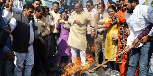 पूर्व सीएम रावत पर मुकदमा दर्ज होने पर कांग्रेसियों ने केंद्र का फूंका पुतला