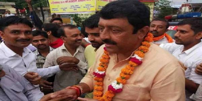 हमीरपुर उपचुनाव: भाजपा के युवराज सिंह के सिर सजा जीत का ताज, इतने वोटों से सपा को दी करारी मात