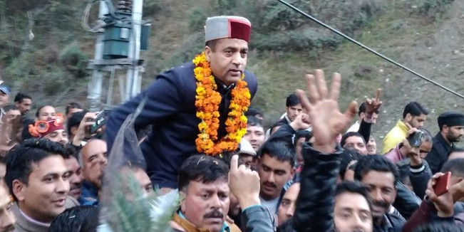 नवविवाहित भतीजे को आशीर्वाद देने पैतृक गांव पहुंचे सीएम जयराम ठाकुर