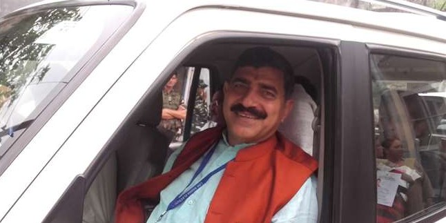 भाजपा उम्मीदवार जुगल जय माता के जयकारे लगाते हुए मतगणनना केंद्र पहुंचे