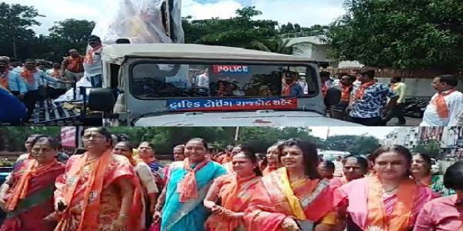 सीएम की पत्नी समेत कई भाजपा नेताओं ने ट्रेफिक पुलिस की ट्रॉली में गणपति को किया टोइंग