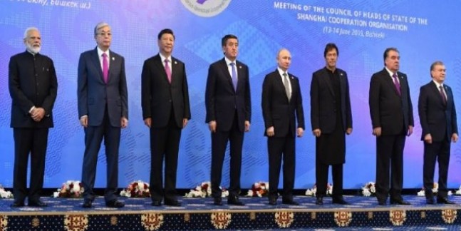 SCO सम्मेलन: आज दूसरे दिन भी इमरान खान से नहीं मिले पीएम मोदी, फोटो सेशन में दूर-दूर दिखे दोनों नेता