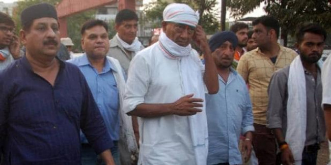 दिग्विजय पर कमलनाथ सरकार को अस्थिर करने का आरोप, मंत्री ने सोनिया को लिखा पत्र