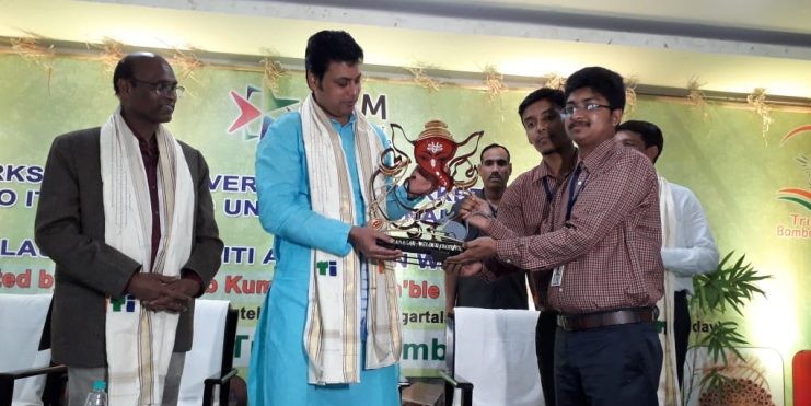 Tripura CM initiates exporting bamboo idols to Maharashtra with Fadnavis