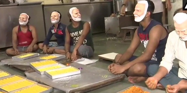 नतीजों से पहले जीत के जश्न की तैयारी! मोदी के मुखौटे लगा हलवाई बना रहे लड्डू