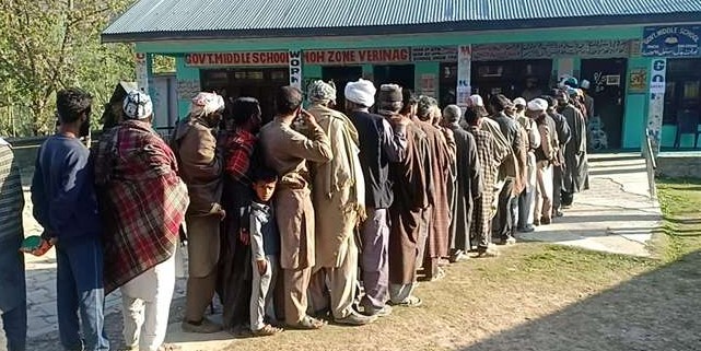 कुलगाम जिले में कड़ी सुरक्षा के बीच मतदान जारी, मतदान केंद्रों में पहुंच रहे लोग