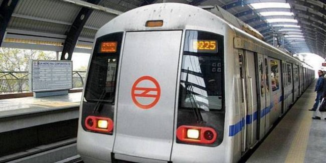 मेट्रो में फ्री सफर को लेकर घर-घर पहुंची आप की महिला विंग