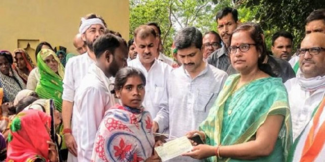 सोनभद्र हत्याकांड: प्रियंका गांधी ने पूरा किया वादा, पीड़ित परिवारों को दिए 10-10 लाख रुपये के चेक