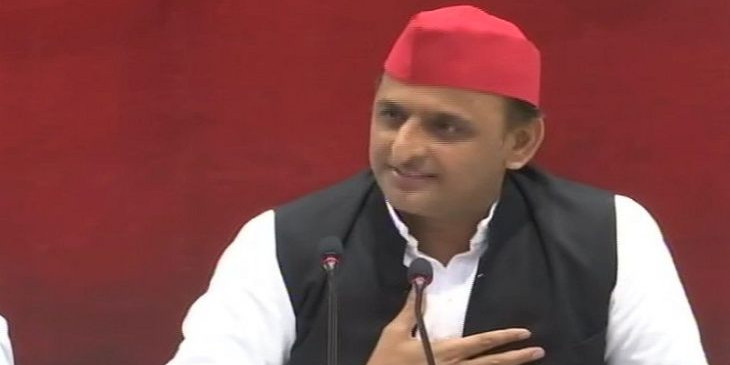 अखिलेश का तंज- योगी सरकार IIM से सीखे कैसे सड़कों पर गाय और सांड न दिखे
