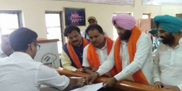 अमृतसर से औजला ने किया नामांकन पत्र दाखिल, रोड शो कर किया कार्यकर्ताओं को लामबंद