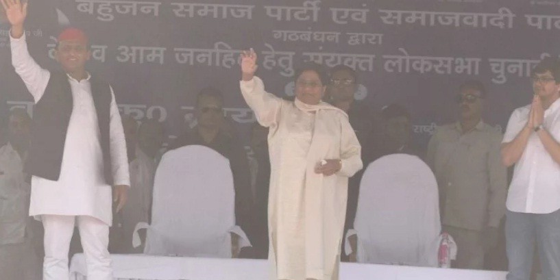 भदोही के मंच पर अखिलेश को नौसिखिया सीएम बता गईं मायावती