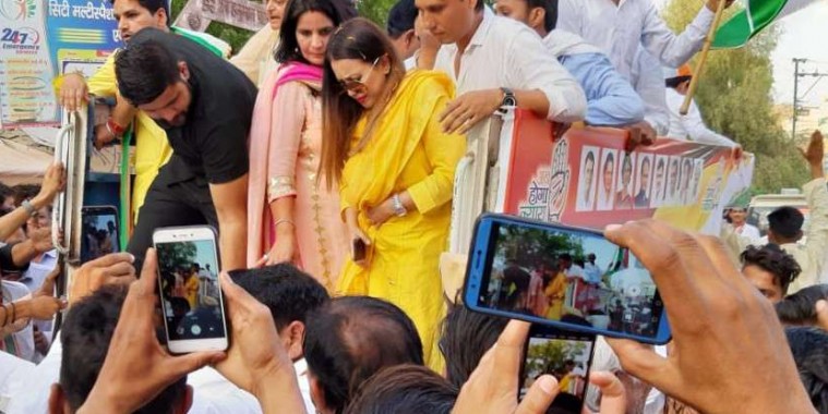 कांग्रेस प्रत्याशी के समर्थन में रोड शो कर रहीं बॉलीवुड अभिनेत्री महिमा चौधरी चोटिल