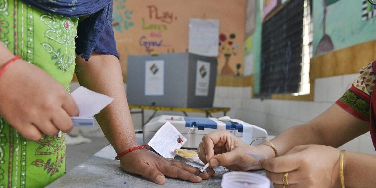 दिल्ली में पिछली बार से 5 प्रतिशत कम वोटिंग, किसको होगा फायदा, किसको पहुंचेगी चोट?