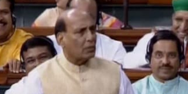 कर्नाटक पर लोकसभा में हंगामा: राजनाथ बोले, राहुल के बाद ही इस्तीफों का दौर