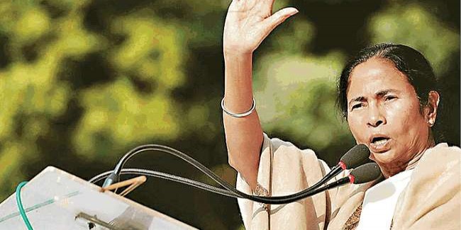 पश्चिम बंगाल में राजनीतिक हिंसा के बीच केंद्र के साथ टकराव के रास्ते पर ममता