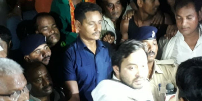 नगर निगम के लिखित आश्वासन पर आठ घंटे के धरने पर बैठने के बाद उठे तेजस्वी, ट्वीट कर कहा...