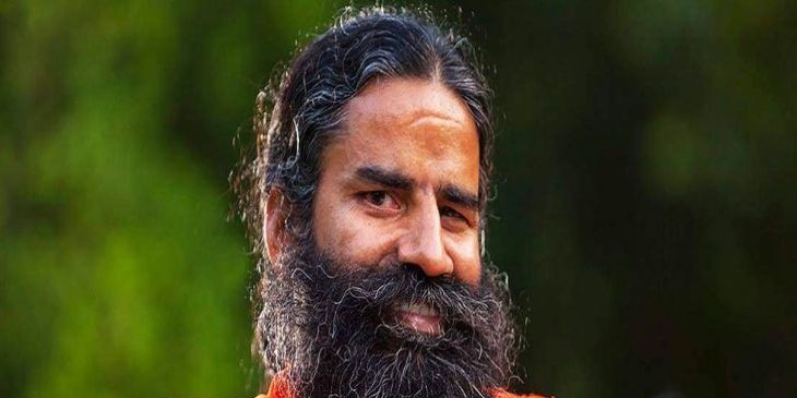 योग दिवस पर महाराष्ट्र के नांदेड़ में योग करते दिखे बाबा रामदेव, देवेंद्र फडणवीस ने भी दिया साथ