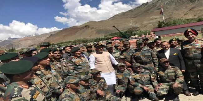 एक दिवसीय दौरे पर जम्मू-कश्मीर पहुंचे राजनाथ, द्रास में कारगिल शहीदों को दी श्रद्धांजलि