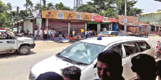 दिनहाटा में विधायक उदयन गुहा की गाड़ी पर हमला