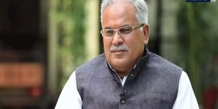 CM भूपेश पर रमन का निशाना- 'सड़कों में इतने बड़े-बड़े गड्ढे हैं कि उनमें मछली पालन किया जा सकता है'